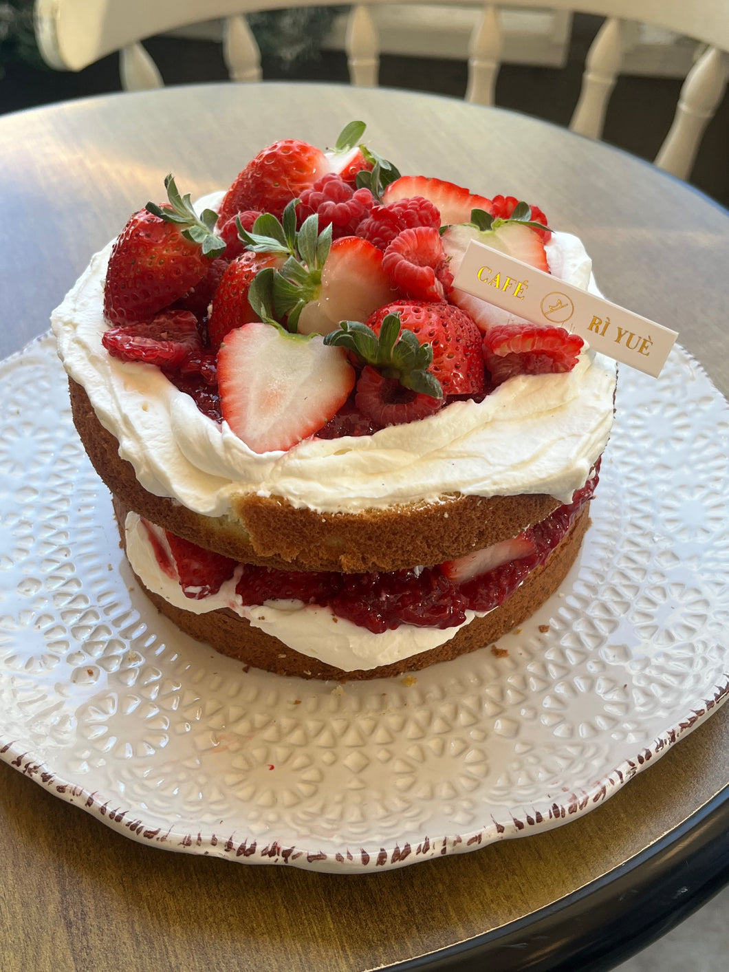 6 inch Victoria Cake (available starting Dec 13) (6-8 servings)